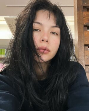Mary Sara Instagram - チークだけで乗り切ろうとしてる。

🌷🫂

鼻とほっぺとほっぺ