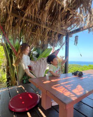 Mary Sara Instagram - 沖縄に住んでる妹と姪っ子に会いに🌺👶🏻🍼

美ら海水族館の近くにある
亜熱帯茶屋でお昼

高台で海見渡せて
ハンモックあって
天国だった

姪っ子には、
よしよしされてると願いたい。笑

ハッピーモア市場も寄って野菜たくさん東京に送って
ビーツジュース飲みながら空港

#沖縄