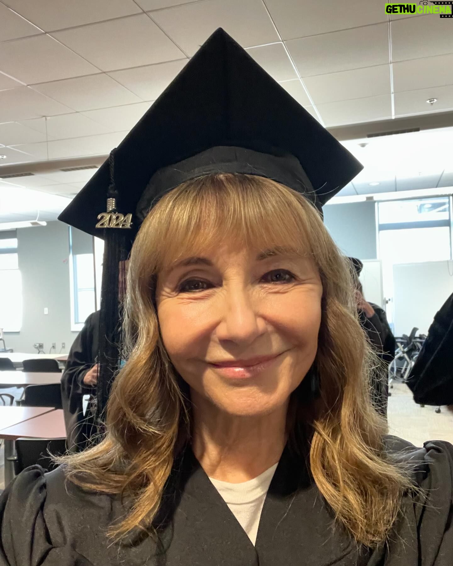 Mary Steenburgen Instagram - Thank you, Dean Soto, University of Arkansas Board of Trustees, Nikolai DiPippa, and everyone at The Clinton School of Public Service for the honor of being given the first honorary Master’s Degree in Public Service. Thank you especially to this year’s graduating class, it was an honor to share that special time with you. *Watch the video until the end for my surprise