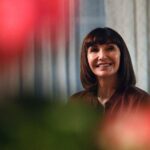 Mary Steenburgen Instagram - All smiles because #ZoeysPlaylist is on tonight! 😃🎶❤️