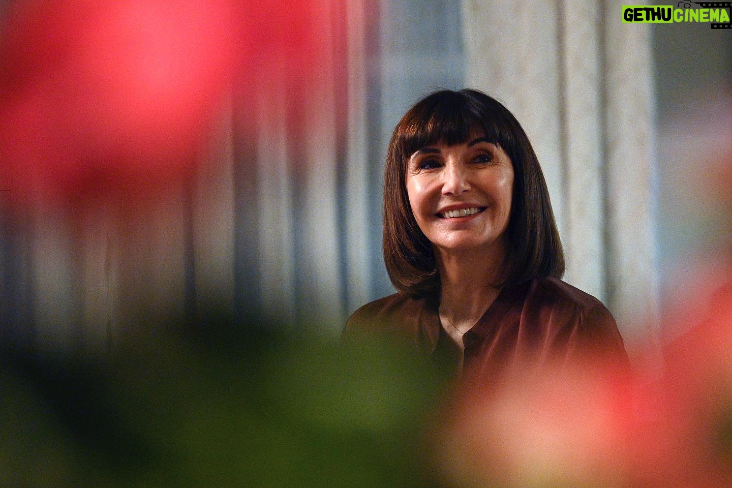 Mary Steenburgen Instagram - All smiles because #ZoeysPlaylist is on tonight! ππΆβ€οΈ