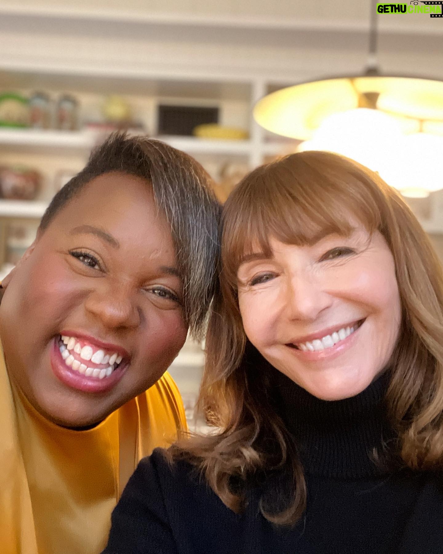 Mary Steenburgen Instagram - Thinking of you tonight! Have a great opening! I can’t wait to see you in A Christmas Carol!!! Break a leg and love !❤️❤️❤️