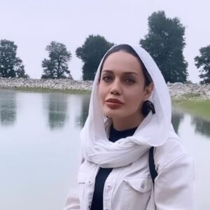 Maryam Qhajar Instagram - خدا يكاري بكن بال پرنده نشكنه...