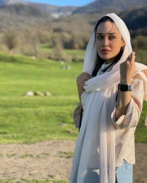 Maryam Qhajar Instagram - مهارت و آگاهی و دستاوردهای امروزم را مدیون تک تک چاه‌های عمیقی‌ام که به دفعات در آن‌ها افتادم و به مکافات بیرون آمدم. من مدیون روزهای سختی و تنهایی‌ام هستم و به عقب که نگاه می‌‌کنم و به یادآوریِ دشوارترین لحظات جهانم که می‌رسم؛ لبخند می‌زنم...
بدون شک اگر آن‌روزها نبودند، من الآن در این نقطه و با این میزان درایت و تجربه‌ی زیسته، نایستاده‌بودم و قامتِ همت و طاقتم، اینقدر بلند نبود!

#نرگس_صرافیان_طوفان #مريم_قجر #بازی #بازیگران #هنر #هنری #طبیعت #طبیعت_گردی #هنرمندان_ایرانی #زندگی #گرگان #سفر#جنگل #تئاتر #لبخند #من #بازیگر #بازیگران_زن #ايران