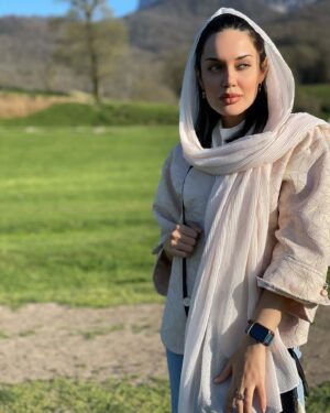 Maryam Qhajar Instagram - مهارت و آگاهی و دستاوردهای امروزم را مدیون تک تک چاه‌های عمیقی‌ام که به دفعات در آن‌ها افتادم و به مکافات بیرون آمدم. من مدیون روزهای سختی و تنهایی‌ام هستم و به عقب که نگاه می‌‌کنم و به یادآوریِ دشوارترین لحظات جهانم که می‌رسم؛ لبخند می‌زنم...
بدون شک اگر آن‌روزها نبودند، من الآن در این نقطه و با این میزان درایت و تجربه‌ی زیسته، نایستاده‌بودم و قامتِ همت و طاقتم، اینقدر بلند نبود!

#نرگس_صرافیان_طوفان #مريم_قجر #بازی #بازیگران #هنر #هنری #طبیعت #طبیعت_گردی #هنرمندان_ایرانی #زندگی #گرگان #سفر#جنگل #تئاتر #لبخند #من #بازیگر #بازیگران_زن #ايران