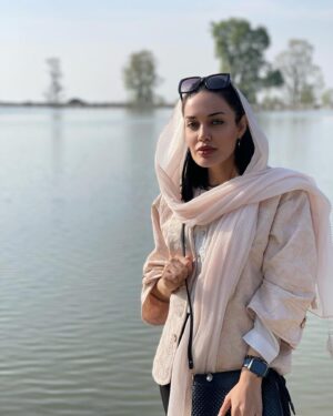 Maryam Qhajar Instagram - مهارت و آگاهی و دستاوردهای امروزم را مدیون تک تک چاه‌های عمیقی‌ام که به دفعات در آن‌ها افتادم و به مکافات بیرون آمدم. من مدیون روزهای سختی و تنهایی‌ام هستم و به عقب که نگاه می‌‌کنم و به یادآوریِ دشوارترین لحظات جهانم که می‌رسم؛ لبخند می‌زنم...
بدون شک اگر آن‌روزها نبودند، من الآن در این نقطه و با این میزان درایت و تجربه‌ی زیسته، نایستاده‌بودم و قامتِ همت و طاقتم، اینقدر بلند نبود!

#نرگس_صرافیان_طوفان #مريم_قجر #بازی #بازیگران #هنر #هنری #طبیعت #طبیعت_گردی #هنرمندان_ایرانی #زندگی #گرگان #سفر#جنگل #تئاتر #لبخند #من #بازیگر #بازیگران_زن #ايران
