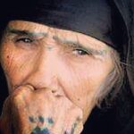 Maryam Boubani Instagram - . براي همه مادران از جنوب جنگ زده تا جهان غم انگيز صلح هاي شكننده ! يقين كه آسمان رنگ خالهاي توست ودرياهم.شب كه شيله سياهش رابر گستره شهربرمي افرازد،ديدگان توهمچنان لبريزانتظاراست./فضاي شيميايي سحردرتركيب اوراد تو رنگي غريب مي گيردودستهايت آن آيه هاي زحمت كه باپستان پرشيرگاوان وسخاوت زمين بارور،الفتي ديرينه داردبه گاهي كه خرماي نخلهاي بازمانده سرفراز رامي چيني،شيرين ترين دستهاي جهان است./ثمرنخل قامت استوارترااما،دستهايي چيدندكه چرخ زرادخانه هاي جهاني را مي گردانند./دربازاري از بوي ماهي سرشار،درعبورمكرردشداشه هاي سفيدتصويرتو قطع ووصل ميشود./وجهان توچه بزرگ وچه پرمعنا خلاصه است درعشق وسوگ./خانه باحياط خاكي از عطربرهنگي پاهاي تو هميشه انگار مست است./ در قابِ آبي پنجره ي چوبي، وقتي كه شرجي و بوي گس گاز بيداد ميكند، شيله سياهت كنار ميرود و گيسوان سفيدت را مي سپاري به نسيمي كه با بوي ماهي از روي شط مي وزد نرم و سبك،آنقدر نرم كه غم دلت را حتي جابجا نمي كند و مي خواني و مي خواني آن شروه ي جادويي را كه سرشار از اندوه همه ي مادران و گورستان هاست ./ #آه...يوما! فرزندانت در كدام كوچه،روي كدام پل،زير سايبان كدام نخل،پشت كدام ديوار خانه ي ويرانت يا لا به لاي كدام گوشه از ني زارهاي كنار شط تورا به نام مي خوانند،كه اين گونه دلخراش و هولناك ازگلوگاه تو اندوه ميخروشد./يك كلاه خود كهنه با جاپاي گلوله اي و تكه اي لباس خاكي ! بيش از اينها بودند.آري فرزندانت آن سواران بي مركب كه دليرانه در كوچه پس كوچه ها غريدند و دست هايشان را كه غريبانه تهي بود در برابر خمپاره ها سپر كردند آنقدر كه نبض شهر و شهامت ديگر نكوبيد./و فرزندانت آنقدر گم شدند كه ديگر هرگز هرگز نيافتيشان ./آه ... مي دانم بيش از اينها بودند دخترانت،پسرانت./هيچ از آنها نيافتي.حتي از پشت شيشه ي قابهاي سربي كسي تورا نمي نگرد.و تو گاه با خود ميگويي:چگونه مي شود رفت آنقدر رفت كه انگار هرگز نبوده اي ./وقتي غروب رنگهاي ارغواني اش را مي پاشد روي نخل هاي بي سرِ سوخته،تو با آن نگاه مات مصمم به كجاي جهان خيره مي شوي كه نيستي ./و جانت از صداي كدامشان،بگو كدام،لبريز است كه پيرامون را نمي شنوي ./ #آه...يوما! چگونه تاب آورده اي وقتي كه لَخته لَخته قلبت از چشمها فرو چكيده و آن نغمه ،آن شروه ي جادويي از گلوگاه رنج سرريز كرده است ./اينك كه جهان جنگ طلب در انديشه ي بيداد هسته اي است،تو پر غرور و سرافراز، لبريز اندوه ، بي اعتنا به تاج هاي كاغذي،دوباره برهنگي پاهايت،،، ادامه در كامنت زير ...