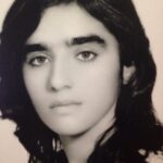 Maryam Boubani Instagram - #سال اول دبیرستان بودم آبادان دبیرستان مصدق می رفتم ، اولین جلسه درس دینی معلم ما یک آخوند بود ، همون جلسه اول تا اومد تو کلاس اعلام کرد : مسیحی ها ، یهودی ها ، سنی ها، بهایی ها از کلاس بیرون باشند ، ما دو نفر بودیم ، من و دختر ریزه ای که ارمنی بود، من درحین بلند شدن پرسیدم چرا آقا! آقای معلم گفتند درس من بدرد شما نمی خورد ، خیلی ناراحت شده بودم ، ده دقیقه بعدش من وهمکلاسی ارمنی ام دوست شدیم وتا پایان کلاس باهم گفتیم وخندیدیم ، اماچیزی در درون من شکسته بود ودرعالم بچگیم احساس میکردم ظلمی واقع شده، وقتی به خانه رسیدم اولین چیزی که قبل از سلام به پدرم گفتم همین قضیه بود، پدرم قدری تأمل کرد وبعد گفت مهم نیست که کسی مسلمان باشد ،سنی یا شیعه ،مسیحی باشد، کاتولیک یا پروتستان، یهودی باشد یا بهایی یاهرمذهب ومسلکی فقط خیلی خیلی مهم است که انسان باشد فهمیدی پدر! انسان یعنی کسی که باهمه مهربان است ، بعد گفت فردایه سر میام مدرسه ، نگران نباش .سر کلاس دینی هم نباشی مجبورند نمره دینی را بدهند، امروز ۲۶ اردیبهشت است در شناسنامه زاد روز من ! اما من یک روز مهرماه سال اول دبیرستانم در سایه کلمات پدرم به دنیا آمدم وتا امروز از قانون پدرم سر پیچی نکرده ام.