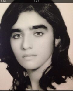 Maryam Boubani Instagram - #سال اول دبیرستان بودم آبادان دبیرستان مصدق می رفتم ، اولین جلسه درس دینی معلم ما یک آخوند بود ، همون جلسه اول تا اومد تو کلاس اعلام کرد : مسیحی ها ، یهودی ها ، سنی ها، بهایی ها از کلاس بیرون باشند ، ما دو نفر بودیم ، من و دختر ریزه ای که ارمنی بود، من درحین بلند شدن پرسیدم چرا آقا! آقای معلم گفتند درس من بدرد شما نمی خورد ، خیلی ناراحت شده بودم ، ده دقیقه بعدش من وهمکلاسی ارمنی ام دوست شدیم وتا پایان کلاس باهم گفتیم وخندیدیم ، اماچیزی در درون من شکسته بود ودرعالم بچگیم احساس میکردم ظلمی واقع شده، وقتی به خانه رسیدم اولین چیزی که قبل از سلام به پدرم گفتم همین قضیه بود، پدرم قدری تأمل کرد وبعد گفت مهم نیست که کسی مسلمان باشد ،سنی یا شیعه ،مسیحی باشد، کاتولیک یا پروتستان، یهودی باشد یا بهایی یاهرمذهب ومسلکی فقط خیلی خیلی مهم است که انسان باشد فهمیدی پدر! انسان یعنی کسی که باهمه مهربان است ، بعد گفت فردایه سر میام مدرسه ، نگران نباش .سر کلاس دینی هم نباشی مجبورند نمره دینی را بدهند، امروز ۲۶ اردیبهشت است در شناسنامه زاد روز من ! اما من یک روز مهرماه سال اول دبیرستانم در سایه کلمات پدرم به دنیا آمدم وتا امروز از قانون پدرم سر پیچی نکرده ام.