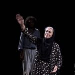 Maryam Boubani Instagram - #سُمیه! #هایوما، -میگُم همه ی چراغانه خاموش کردی؟ -نه یوما چراغ طارمی و اتاق عدنان روشنه . -میگُم یعنی دارُم کور می شُم؟ -خدا اُو روزه نیاره یوما ، میبرمت دکتر خوب میشی. -نه یوما دکتر میخوام چه کار. -چقدگٰفتُمت گریه نکن. «یوماگریه میکند» -خو توکه هم شروع کردی، یوماعدنان سی اُشیش ساله شهید شده خو بس کُو. جنگ تمُوم شده. - کو جنگ تمُوم شده؟ په اِی متروپول مگه نریخته، په اِی همه مردم مگه نمردن ، په اِی همه شیون اِ صب برا مُردنِ اِی مردم، عین جنگ نیس؟ ایم جنگه یومافقط خودی زده مون. «یوما شیله سیاهش را میکشد روی صورتش باسوزوگریه لالایی میخواند» سمیه بلند میشود به سمت پنجره می رود، ماه درهاله ی خون رنگی از مه وغبار غوطه می خورد ، درقاب پنجره نخلهایِ بی سرِ راست قامت در کنار نخلهایِ بازمانده درغبار وباد انگار مویه میکنند ،آنطرف آسمان ازشعله هایِ گاز آبادان به سرخی میزند، سمیه دستش را روی دهانش می گذارد تاصدای گریه اش خفه شودوهمانجا پای پنجره مچاله می شود. آرام باخودش :یوما بس کُو موحالُم خوب نیس،دلُم پُوکید. چهار شنبه ۱۱خرداد سال فروریختن متروپل #آبادان🖤
