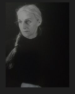Maryam Boubani Instagram - #چهل و چند سال رنج، رنگی به موهای من نگذاشته، اما همین سپیدی را از اجبار روسری می رهانم به احترام وبرای همراهی باهمه #زنان و#دخترانِ#وطنم #مهساامینی #همه_دختران_من_همه_دختران_دلیرایران
