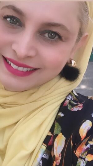 Maryam Kavyani Instagram - .

در سکوت حسی بوجود می آید به نام حس رضایت
از اینکه چه خوب شد در مقابل قضاوتش سکوت کرم
چه خوب شد در مقابل بی احترامیش سکوت کردم
چه خوب شد گله شنیدم  ولی خودم راتوجیح نکردم
چه خوب شد اسرارم را فاش نکردم
چه خوب شد اهدافم را نگفتم 

گاهی سکوت رفاقتهارا بیشتر میکند
حرمت ها را نگه میدارد 
و
ارزشها را بالا میبرد.
زیرا من معتقدم بلند ترین صدا ی این دنیا زمان است.همه چیز را سنجیده و به وقتش نمایان میکند.

#دلنوشته_کاویانی#مریم_کاویانی#حرف_دل #دکلمه#دست_نوشته_های_من #هنرمندان#صدای_ماندگار#سکوت #رضایت