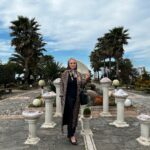Maryam Kavyani Instagram – .
بهار می آید تا بگوید
از دل سردترین و سخت ترین فصل سال هم
می شود سر بر آورد …
می آید که شکوه روییدن را یادمان بیاورد
زندگی همیشه قرین فراز است و نشیب …
نجابت با صبر و شکیبایی همیشه پاداش اش نو شدن است…
از سختی ها نهراسیم
بهارانه سر برآوریم
زیبا و پر غرور …
…….
#مریم_کاویانی#نوروز_۱۴۰۳ #بازیگران_ایرانی #زندگی_زیباست