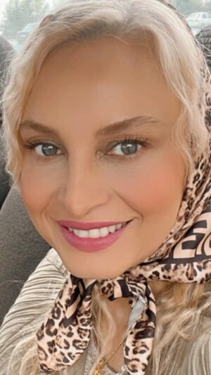 Maryam Kavyani Instagram - .
گاهی تنها یک شیطنت کوچک کافیست که از فاز غم بکشیم بیرون… یک خودشیفتگی لحظه ایی ، به نظر من یک جور شکرگزاریست. 
……..
@instagram 
#ریلز_اینستاگرام