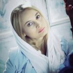 Maryam Kavyani Instagram - . ❤️🌟 چند ماهی است که به دلم رجوع نکردم… و حرفش را ننوشتم. و در صندق تن خسته ام به قلبم فرمان سکوت و حبس داده ام. قلب عزیزم مرا ببخش از بس گوشم خبر بد و چشمم تصاویر تلخ و حالم هوای مسموم را حس میکند. تو تنها جای پاک و بی گناهی هستی که برای نبض و تپش عشق و شادی و هیجان کلی به تو بدهکارم. #دلنوشته_های_من #دلنوشته_کاویانی#هنرمندان#نویسندگان #قلم_عشق #مریم_کاویانی#بازیگران_زن#زن#صدای_ماندگار
