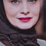 Maryam Kavyani Instagram - . نفرت ریشه تمام آسیبها و تخریبهاست وقتی حس مخرب نفرت وجود دارد عاطفه و رحم و منطق از بین میرود ولی… درک و تفاهم و توافق نسبی ، عامل همزیستی و مشارکت در پیشرفت و رشد میشود و اما موارد دیگر …از قبیل عشق به یکدیگر و رعایت حقوق انسانی ، فرهنگی ، اجتماعی جهان را در صلح و آرامش سوق میدهد. این موارد را همه ما میدانیم اما در رعایتش کوتاهی میکنیم… به امید رسیدن به روزهای خوب با حال خوب🙏⭐️❤️ ………… @homayounshajarian @maryam_kavyani #مریم_کاویانی#دکلمه#دلنوشته_کاویانی#عشق#دوری _از _نفرت#هنرمندان_زن#آگاهی#همزیستی