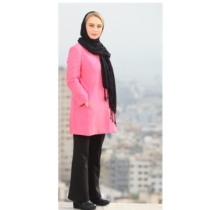 Maryam Kavyani Instagram - .

برای کفشی که
همیشه پایت را می زند
فرقی نمی کند
تو راهت را
درست رفته باشی یا اشتباه
هرمسیری را با او
همقدم شوی
باز هم
دست آخر
به تاول های پایت میرسی

آدم ها هم به کفش ها
بی شباهت نیستند
کفشی که همیشه پایت را می زند
آدمی که همیشه آزارت می دهد
هیچ وقت نخواهد فهمید
تو چه دردی را تحمل کردی
تا با او همقدم باشی…
#متن_زیبا
#مریم_کاویانی
📸
@majidjavani68