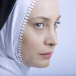 Maryam Kavyani Instagram – .
#حکایت
دختر دانش آموزی صورت زشتی داشت؛ دندان هایی نامتناسب، موهایی کم پشت و وِز، پوستی پر از کک و مک، و چشمانی ریز و بی حالت.
روز اولی که به مدرسه جدید آمد، هیچکس او را تحویل نگرفت.
نقطه مقابل او دختر زیبارو و پولداری بود که مورد توجه همه قرار داشت. او در کمال گستاخی، رو به دختر تازه وارد کرد و گفت :
میدانی تو زشت ترین دختر این کلاسی؟
یک دفعه کلاس از خنده ترکید …
بعضی ها هم اغراق آمیزتر می خندیدند .
اما تازه وارد با نگاهی مملو از مهربانی و عشق در جوابش جمله ای گفت که موجب شد در همان روز اول، احترام ویژه ای در میان همه پیدا کند :
«اما بر عکس من، تو بسیار زیبا و جذاب هستی.»
او با همین یک جمله نشان داد که چه روح بزرگی دارد.
او برای هر کسی نام مناسبی انتخاب کرده بود، به یکی می گفت چشم عسلی و به یکی ابرو کمانی، به یکی از دبیران، لقب خوش اخلاق ترین معلم دنیا و به مستخدم مدرسه هم محبوب ترین یاور دانش آموزان را نسبت داده بود .
آری! ویژگی برجسته او در *تمرکز و اشاره به جنبه های مثبت افراد* بود، که از وی شخصیتی متفاوت و ویژه ساخته بود.

سالها بعد وقتی او به عنوان شهردار شهر کوچک ما انتخاب شد، با همان سادگی و وقار همیشگی اش گفت:
*برای دیدن جذابیت یک چیز ، باید قبل از آن جذاب بود !*
✍ برگرفته از داستانی به نوشته تئودور داستایوفسکی

عظمت در دیدن نیست. عظمت در چگونگی دیدن است.
#متن_زیبا#مریم_کاویانی
#هنرمندان_زن 
@actres_cinema 
@instagram