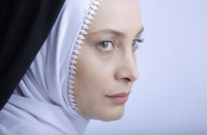 Maryam Kavyani Instagram - .
#حکایت
دختر دانش آموزی صورت زشتی داشت؛ دندان هایی نامتناسب، موهایی کم پشت و وِز، پوستی پر از کک و مک، و چشمانی ریز و بی حالت.
روز اولی که به مدرسه جدید آمد، هیچکس او را تحویل نگرفت.
نقطه مقابل او دختر زیبارو و پولداری بود که مورد توجه همه قرار داشت. او در کمال گستاخی، رو به دختر تازه وارد کرد و گفت :
میدانی تو زشت ترین دختر این کلاسی؟
یک دفعه کلاس از خنده ترکید ...
بعضی ها هم اغراق آمیزتر می خندیدند .
اما تازه وارد با نگاهی مملو از مهربانی و عشق در جوابش جمله ای گفت که موجب شد در همان روز اول، احترام ویژه ای در میان همه پیدا کند :
«اما بر عکس من، تو بسیار زیبا و جذاب هستی.»
او با همین یک جمله نشان داد که چه روح بزرگی دارد.
او برای هر کسی نام مناسبی انتخاب کرده بود، به یکی می گفت چشم عسلی و به یکی ابرو کمانی، به یکی از دبیران، لقب خوش اخلاق ترین معلم دنیا و به مستخدم مدرسه هم محبوب ترین یاور دانش آموزان را نسبت داده بود .
آری! ویژگی برجسته او در *تمرکز و اشاره به جنبه های مثبت افراد* بود، که از وی شخصیتی متفاوت و ویژه ساخته بود.

سالها بعد وقتی او به عنوان شهردار شهر کوچک ما انتخاب شد، با همان سادگی و وقار همیشگی اش گفت:
*برای دیدن جذابیت یک چیز ، باید قبل از آن جذاب بود !*
✍ برگرفته از داستانی به نوشته تئودور داستایوفسکی

عظمت در دیدن نیست. عظمت در چگونگی دیدن است.
#متن_زیبا#مریم_کاویانی
#هنرمندان_زن 
@actres_cinema 
@instagram