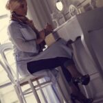 Maryam Kavyani Instagram – .
💕

سلام 
آنقدر این متن زیبا بود دلم راضی نشد تنهائی لذتش را ببرم گفتم کسایی که دوستشان دارم هم بخونن لذت ببرن 

💓💓💓💓

ﻣﺎﻫﯽ ﻣﻮﻥ ﻫﯽ ﻣﯿﺨﻮﺍﺳﺖ ﯾﻪ ﭼﯿﺰﯼ ﺑﮕﻪ ﺗﺎ ﺩﻫﻨﺸﻮ ﺑﺎﺯ ﻣﯿﮑﺮﺩ ﺁﺏ ﻣﯿﺮﻓﺖ ﺗﻮ ﺩﻫﻨﺶ ﻭ ﻧﻤﯿﺘﻮﻧﺴﺖ ﺑﮕﻪ …
□ﺩﺳﺖ ﮐﺮﺩﻡ ﺗﻮ ﺁﮐﻮﺍﺭﯾﻮﻡ ﻭ ﺩﺭﺵ ﺁﻭﺭﺩﻡ ﺷﺮﻭﻉ ﮐﺮﺩ ﺍﺯ ﺧﻮﺷﺤﺎﻟﯽ ﺑﺎﻻ ﻭ ﭘﺎﯾﯿﻦ ﭘﺮﯾﺪﻥ …
●ﺩﻟﻢ ﻧﯿﻮﻣﺪ ﺩﻭﺑﺎﺭﻩ ﺑﻨﺪﺍﺯﻣﺶ ﺍﻭﻥ ﺗﻮ، ﺍوﻧﻘﺪر ﺑﺎﻻ ﭘﺎﯾﯿﻦ ﭘﺮﯾﺪ که ﺧﺴﺘﻪ ﺷﺪ و ﺧﻮﺍﺑﯿﺪ! 
○ﺩﯾﺪﻡ ﺗﺎ ﺧﻮﺍﺑﻪ ﺑﻬﺘﺮﯾﻦ ﻣﻮﻗیﺴﺖ ﺑﺬﺍﺭﻣﺶ ﺗﻮﯼ ﺁﮐﻮﺍﺭﯾﻮﻡ، ﻭﻟﯽ ﺍﻻﻥ ﭼﻨﺪ ﺳﺎﻋﺘﻪ ﺑﯿﺪﺍﺭ ﻧﺸﺪﻩ … ﯾﻌﻨﯽ ﻓکر ﮐﻨﻢ ﺑﯿﺪﺍﺭ ﺷﺪﻩ ﺩﯾﺪﻩ ﺍﻧﺪﺍﺧﺘﻤﺶ ﺍﻭﻥ ﺗﻮ ﻗﻬﺮ ﮐﺮﺩﻩ ﺧﻮﺩﺷﻮ ﺯﺩﻩ ﺑﻪ ﺧﻮﺍﺏ!
■ﺍﯾﻦ ﺩﺍﺳﺘﺎﻥ ﺭﻓﺘﺎﺭ ﻣﺎ ﺑﺎ ﺑﻌﻀﯽ ﺍﺯ ﺁﺩﻡﻫﺎﯼ ﺍﻃﺮﺍﻑ ﻣﻮﻧﻪ … ﺩﻭﺳﺸﻮﻥ ﺩﺍﺭﯾﻢ … ﺩﻭﺳﻤﻮﻥ ﺩﺍﺭﻥ … ﻭﻟﯽ ﺍﻭﻧﺎﺭﻭ ﻧﻤ‌ﯿ‌ﻔﻬﻤ‌‌ﯿﻢ! ﻓﻘﻂ ﺗﻮ ﺩﻧﯿﺎﯼ ﺧﻮﺩﻣﻮﻥ ﺩﺍﺭﯾﻢ ﺑﻬﺘﺮﯾﻦ ﺭﻓﺘﺎﺭ ﺭﻭ ﺑﺎ ﺍﻭﻧﺎ می‌کنیم.
□استادی می‌گفت: صبح‌ها که دکمه‌های لباسم را می‌بندم، به این فکر می‌کنم که چه کسی آنها را باز خواهد کرد؟ خودم یا مرده شور؟! 
●دنیا همین قدر غیر قابل پیش‌بینی است … به آنهائى که دوستشان دارید بی بهانه بگوئيد: “دوستت دارم.” 
○بگوئيد: در این دنیای شلوغ، سنجاقشان کرده‌اید به دلتان.
■بگوئيد: گاهی فرصت با هم بودنمان کوتاه‌تر از عمر شکوفه‌هاست. بودن‌ها را قدر بدانيم، نبودن‌ها همين نزديكى است …!
□به تعداد آدمهای روی کره‌ی خاکی، تفاوت فکر و نگرش وجود دارد، پس: کسی که تفکرش با تو متفاوت است، 
دشمنت نیست؛ انسان دیگریست! وبگوئید که در این دنیای شلوغ پرماجرا دلتان جایگاه اوست . 
 🙏🌹
#مریم_کاویانی#متن_زیبا #دلنوشته_خاص