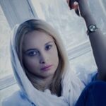 Maryam Kavyani Instagram – .
در بین تحسین و تشویق دیگران نسبت به خودم  مسئولیتم بیشتر میشود.
نه به خود میبالم و نه به خود غره میشوم.
من خودم را در بین چشمان مردم پیدا نمیکنم…
زمانی که در قلبشان و خاطرشان به خوبی بمانم، آنجاست که زندگی برایم پدیدار میشود.
محبوبیت برایم این معنی را میدهد ،
نه که دیده شدن ،در چشمها…
………….
#دلنوشته_کاویانی #مریم _کاویانی#محبوبیت#دکلمه#حرف_دل #باور_مثبت #هنرمندان_ایرانی #بازیگران_زن