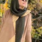Maryam Kavyani Instagram - . 🍁🍂 چه بی صدا و نجیبانه پذیرای تغییر در فصول زندگیت هستی و همچنان با استقامت و محکم بر روی ریشه خود ایستاده ا یی و میدانی این برگریزان میگذرد و به سمت بهاری دیگر با شکوفه های امید خواهی رسید و ای کاش قانون طبیعت و جبر زندگی انسانها هم اینگونه بود… ………………. #پاییز #مریم_کاویانی #دلنوشته_کاویانی#حرف_دل#بازیگران_زن #قلم_دل