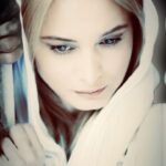 Maryam Kavyani Instagram – .
شکوه و جلال این جهان را نادیده گرفته ایم و برای هیچ به هم میپیچیم که برسیم به نتیجه ای
 که آخرش هم 
می شود
هیچ…
 #دلنوشته_کاویانی#هیچ#جهان_زیبا#صلح