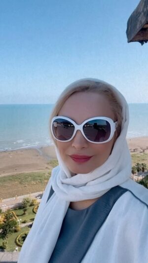 Maryam Kavyani Instagram - .
گاهی اوقات قلم به زمین
افکار خاموش
زبان بسته
و
قلبم را استراحت میدهم

(رهایی و معلق …)

و با نفسی تازه حرکت را ادامه میدهم  به سوی زندگی…⭐️
…..
#دلی#دلنوشته_کاویانی#سکوت#قدرت_صبر
@instagram