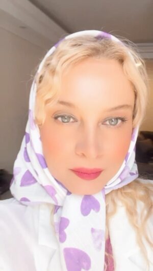 Maryam Kavyani Instagram - .
روح پذیرنده من پلی است بین چالشهای زندگی و آرامش… اینگونه همیشه صبورم و آرام⭐️❤️
#دلی#باور_مثبت#مریم_کاویانی #قدرت_درون 
@maryam_kavyani 
@instagram