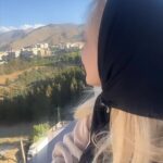 Maryam Kavyani Instagram – ✨❤️🙏

گاهی فقط بیخیال باش
وقتی قادر به تغییر بعضی چیزها نیستی؛
رها کن، ببخش، بگذر و زندگی کن
روزت را برای عذاب‌ و دردسرِ داشتن‌ها
و افسوسِ نداشتن‌ها خراب نکن!
دنیا همین است؛
همه‌ی بادهای آن موافق، 
همه‌ی اتفاقات آن دلنشین،
و همه‌ی روزهای آن شیرین و لذت‌بخش نیستند!
اینجا گاهی حتی آب هم، سربالا می‌رود!!!
پس تعجبی ندارد اگر بعضی مواقع آدم‌ها طوری باشند که تو دوست نداری!
گاه‌گاهی در انتخاب‌هایت تجدیدنظر کن!
فراموش نکن؛ تو مجاز به انتخابِ آدم هایی، نه تغییر‌ِ آنها.
……….
#مریم_کاویانی#دلنوشته_خاص #رهایی#بازیگران_ایرانی #غروب_جمعه