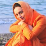 Maryam Kavyani Instagram - . 🌙 کنار ساحل نشسته بودم، به غروب خورشید نگاه میکردم و فهمیدم من در احساساتم خاصیت ماه را دارم و همیشه هستم 🌙 حتی اگر کم رنگ باشم و یا هلالی نازک و شکننده ، همیشه هستم. و چیزی را که دوست دارم، تا ابد ، دوست خواهم داشت.🥰 #دوستتان_دارم #دلی#مریم_کاویانی#دلنوشته_های_من #دلنوشته_کاویانی عکس مربوط به سال ۱۳۸۹