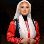 Maryam Kavyani Instagram – 🦋
چو ایران نباشد تن من مباد ❤️ 

تقدیم به تمام مردم شریف ایران زمین ، در هر کجای این مرز و بوم 🤍
و تقدیم به استاد شهرام ناظری عزیز که با شنیدن صدای بی تکرارشان ، هر لحظه قلبمان برای ایران میتپد ✨

این اثر برگرفته از جهان پر احساس ناشنوایان عزیزمان است که به تصویرمان ، رنگ و روح دیگری بخشید …

ایده پرداز و کارگردان : مریم رهنما 
به همراهی تیمی هنرمند و خلاق 
و با تشکر از حضور پر مهر بازیگران هنرمند کشورمان 🩷
Beautiful actresses :
@nasimadabi 
@elhamhamidiiii 
@maryam_kavyani 
@sahra_asadolahi 
@hadisfouladvand 
@heliaemami 
@monakaramiofficial 
@javanehdelshad_ 
@maryam.shiraziii 
@sabamohammadi2008 
@setayeshmosavii 

makeup artists : 
@maryamrahnama__ 
@hadiseinali 
@soodabesadat_makeup 
@atiiisa_ 
@mahsatabassom_mua 
@fatima_ahdi_makeup 
@samanehshadi_makeup 
@elizaa_mua 
@mahnazbakhshayesh_ 
@kiana__makeup 
@mandana.amin_mua 

Hairstylists : 
@minanorozi_hairstyle 
@sepidehrezaee_hairstyler 
@zara_hairartist 
@panteaahairdresser 
@ailar_hairstyle 

Beauty salon : @maryamrahnamabeauty 
 
Dress designers : 
@sin.s_collection 
@diya.bride 
@taktincenter 
@abayat.bent.alsheikh 
@gallery.nazkhatoon 
@ala.mezon.97 
@toktamrezaeii 
@hoor_esfahan_gallery 

film and photo : 
@falifilm 
@amirabbasi.dp 
@alirezazlt 

singer : @shahram.nazeri.official 

Iran Association of Deaf : 
@isdpf 

special thanks to : 
@zaban.eshare2 

✨✨✨✨
#یلدا #مریم_رهنما #مریم_کاویانی