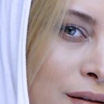 Maryam Kavyani Instagram – .

هر چیزی که بر سرمان میآید از احساساتمان است
و هر موفقیتی که بدست میآوریم از شانس و در کنار ش تدبیرمان …
بیشتر نداشتن ها از تقدیرمان…
و داشتن آرامش از قناعت و درک شرایطمان است…
اما این وسط صدای دلمان چیست؟!
صدای دلمان همان همراه همیشگی و آگاه است
صدای دل ، از قلب عاشق پیشه جداست 
او از بتن وجودمان است همان فرشته نگهبا ن که ما  بیشتر اوقات آنرا قربانی وسوسه ها میکنیم…
صدای دل حتی ناکوک هم باشد خوشترین صداست…

#مریم_کاویانی#دکلمه#دلنوشته_های_من #دلنوشته_کاویانی #صدای_ماندگار #هنرمندان#قلم_من #صدای_دل