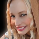 Maryam Kavyani Instagram – .

ما عاشق ، شماییم …
که به ظاهر
خود شیفته نماییم…
هر قضاوتی را به جان میخریم
تا چشمان منتظر و مهر وجودتان را پاسخ دهیم…مریم کاویانی
#هنرمند_واقعی#دلی
#مریم _کاویانی#مخاطبین