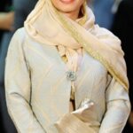Maryam Kavyani Instagram – .

میدانم که رویای تلخی است…
ولی اگر…

همه ما تاریخ پایان زندگیمان را میدانستیم ، روزها را چطور دیگری 
می شمردیم…
هر کداممان تقویم جدایی داشتیم 
و بجای اضافه شدن به عدد روزها و عمرمان
آنرا کم میکردم
و شاید اینطوری بهتر بود…
بیشتر  از فرصت زندگی استفاده میکردیم…
کمتر طمع داشتیم…
بیشتر قدر همدیگر رامیدانستیم
و
کلا بدیها کمتر میشد.
…………………………..

#دلنوشته#مریم_کاویانی#دلنوشته_کاویانی#تقویم_زندگی#دکلمه#صدای_ماندگار #دست_نوشته_های_من