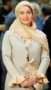 Maryam Kavyani Instagram - . میدانم که رویای تلخی است… ولی اگر… همه ما تاریخ پایان زندگیمان را میدانستیم ، روزها را چطور دیگری می شمردیم… هر کداممان تقویم جدایی داشتیم و بجای اضافه شدن به عدد روزها و عمرمان آنرا کم میکردم و شاید اینطوری بهتر بود… بیشتر از فرصت زندگی استفاده میکردیم… کمتر طمع داشتیم… بیشتر قدر همدیگر رامیدانستیم و کلا بدیها کمتر میشد. ………………………….. #دلنوشته#مریم_کاویانی#دلنوشته_کاویانی#تقویم_زندگی#دکلمه#صدای_ماندگار #دست_نوشته_های_من