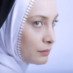 Maryam Kavyani Instagram – .
#حکایت
دختر دانش آموزی صورت زشتی داشت؛ دندان هایی نامتناسب، موهایی کم پشت و وِز، پوستی پر از کک و مک، و چشمانی ریز و بی حالت.
روز اولی که به مدرسه جدید آمد، هیچکس او را تحویل نگرفت.
نقطه مقابل او دختر زیبارو و پولداری بود که مورد توجه همه قرار داشت. او در کمال گستاخی، رو به دختر تازه وارد کرد و گفت :
میدانی تو زشت ترین دختر این کلاسی؟
یک دفعه کلاس از خنده ترکید …
بعضی ها هم اغراق آمیزتر می خندیدند .
اما تازه وارد با نگاهی مملو از مهربانی و عشق در جوابش جمله ای گفت که موجب شد در همان روز اول، احترام ویژه ای در میان همه پیدا کند :
«اما بر عکس من، تو بسیار زیبا و جذاب هستی.»
او با همین یک جمله نشان داد که چه روح بزرگی دارد.
او برای هر کسی نام مناسبی انتخاب کرده بود، به یکی می گفت چشم عسلی و به یکی ابرو کمانی، به یکی از دبیران، لقب خوش اخلاق ترین معلم دنیا و به مستخدم مدرسه هم محبوب ترین یاور دانش آموزان را نسبت داده بود .
آری! ویژگی برجسته او در *تمرکز و اشاره به جنبه های مثبت افراد* بود، که از وی شخصیتی متفاوت و ویژه ساخته بود.

سالها بعد وقتی او به عنوان شهردار شهر کوچک ما انتخاب شد، با همان سادگی و وقار همیشگی اش گفت:
*برای دیدن جذابیت یک چیز ، باید قبل از آن جذاب بود !*
✍ برگرفته از داستانی به نوشته تئودور داستایوفسکی

عظمت در دیدن نیست. عظمت در چگونگی دیدن است.
#متن_زیبا#مریم_کاویانی
#هنرمندان_زن 
@actres_cinema 
@instagram
