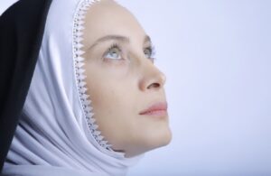 Maryam Kavyani Instagram - .
#حکایت
دختر دانش آموزی صورت زشتی داشت؛ دندان هایی نامتناسب، موهایی کم پشت و وِز، پوستی پر از کک و مک، و چشمانی ریز و بی حالت.
روز اولی که به مدرسه جدید آمد، هیچکس او را تحویل نگرفت.
نقطه مقابل او دختر زیبارو و پولداری بود که مورد توجه همه قرار داشت. او در کمال گستاخی، رو به دختر تازه وارد کرد و گفت :
میدانی تو زشت ترین دختر این کلاسی؟
یک دفعه کلاس از خنده ترکید ...
بعضی ها هم اغراق آمیزتر می خندیدند .
اما تازه وارد با نگاهی مملو از مهربانی و عشق در جوابش جمله ای گفت که موجب شد در همان روز اول، احترام ویژه ای در میان همه پیدا کند :
«اما بر عکس من، تو بسیار زیبا و جذاب هستی.»
او با همین یک جمله نشان داد که چه روح بزرگی دارد.
او برای هر کسی نام مناسبی انتخاب کرده بود، به یکی می گفت چشم عسلی و به یکی ابرو کمانی، به یکی از دبیران، لقب خوش اخلاق ترین معلم دنیا و به مستخدم مدرسه هم محبوب ترین یاور دانش آموزان را نسبت داده بود .
آری! ویژگی برجسته او در *تمرکز و اشاره به جنبه های مثبت افراد* بود، که از وی شخصیتی متفاوت و ویژه ساخته بود.

سالها بعد وقتی او به عنوان شهردار شهر کوچک ما انتخاب شد، با همان سادگی و وقار همیشگی اش گفت:
*برای دیدن جذابیت یک چیز ، باید قبل از آن جذاب بود !*
✍ برگرفته از داستانی به نوشته تئودور داستایوفسکی

عظمت در دیدن نیست. عظمت در چگونگی دیدن است.
#متن_زیبا#مریم_کاویانی
#هنرمندان_زن 
@actres_cinema 
@instagram