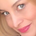 Maryam Kavyani Instagram – .
تقدیم به تمام عاشقانی که روح بزرگ دارند …⭐️❤️
………………….
💞
يك روز خدا كه چشم وا كردم
صداي تو را شنيدم
لرز كردم
صداى دلم را شنيدم
مکث  كردم
دل گفت،  قرار است كوچ كند به سوي آسمان تو
و عاشقى را آغاز كند با خيال ديدار تو
من به دل گفتم صبر كن ،از كجا ميداني كه او را ميبيني؟!
دل گفت ، بگذار با اين خيال زمان را براي عمرم شيرين كنم
بگذار حتي اگر قرار باشد او را نبينم، با شهد خيال ديدارش مستي كنم.
دل من را قانع كرد و عقل را با خود همراه كرد.
آنگاه شد که دل
سفر عشق را  با اميد آغاز كرد…✨
#صدای _ماندگار#دلنوشته_های_من #دلنوشته_کاویانی
#امیدواری #مریم_کاویانی #امیر_عباس_گلاب 
@amirabbasgolab