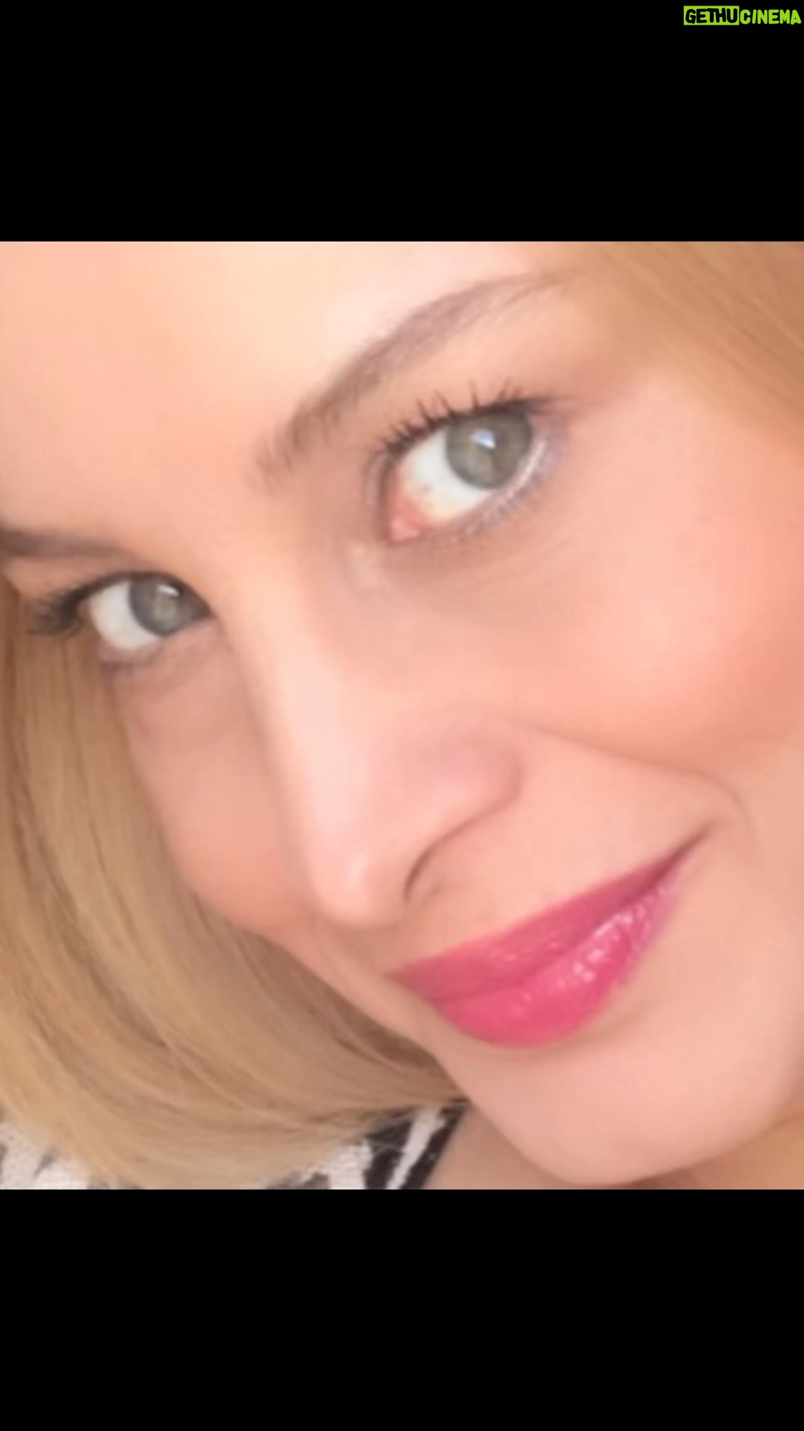 Maryam Kavyani Instagram - . تقدیم به تمام عاشقانی که روح بزرگ دارند …⭐️❤️ …………………. 💞 يك روز خدا كه چشم وا كردم صداي تو را شنيدم لرز كردم صداى دلم را شنيدم مکث كردم دل گفت، قرار است كوچ كند به سوي آسمان تو و عاشقى را آغاز كند با خيال ديدار تو من به دل گفتم صبر كن ،از كجا ميداني كه او را ميبيني؟! دل گفت ، بگذار با اين خيال زمان را براي عمرم شيرين كنم بگذار حتي اگر قرار باشد او را نبينم، با شهد خيال ديدارش مستي كنم. دل من را قانع كرد و عقل را با خود همراه كرد. آنگاه شد که دل سفر عشق را با اميد آغاز كرد…✨ #صدای _ماندگار#دلنوشته_های_من #دلنوشته_کاویانی #امیدواری #مریم_کاویانی #امیر_عباس_گلاب @amirabbasgolab