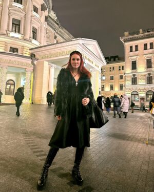 Maryana Romanova Instagram - Вчера ходила в Консерваторию. Наверное, это вариант профессиональной деформации, но поймала себя на автоматическом включении «режима практика». 

Буддийское «обратить в слушание» - отделение себя от воспринимающего и воспринимаемого объекта, внимание исключительно на процессе. Это позволяет проникнуть в совершенно иные слои. 

А еще наблюдала за оркестром как за практиками. И обратила внимание на первую скрипку - как она, единственная из скрипачей, отдала музыке все тело, работала телом, и это была магия, а не просто техника. И в арфистке было тоже что-то родом из запредельного, какая-то нежность небесных сфер. 

К сожалению, с моего места было неудобно все это снимать, потому что я сажусь всегда ближе к центру зала, где лучше акустика. Так что придется вам поверить мне на слово.