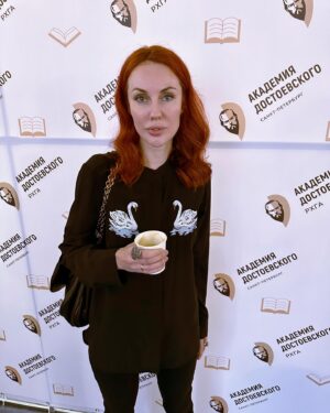 Maryana Romanova Instagram - Впечатления от первого очного дня в магистратуре. 

Понравилась живая заинтересованность коллег - атмосфера отличалась даже от университетской (хотя на журфаке МГУ, где я получала первую вышку, тоже было мало случайных людей).

Понравился преподаватель, который работал с нами сегодня - Сергей Пахомов. Ему удавалось привнести алхимическую дозу здорового юмора в академическую лекцию - слушать было интересно. 

Инсайт: Интересно, почему некоторые эгрегоры сохраняют свою силу сквозь века, а некоторые - остаются в памяти лишь как важная часть истории. Я никогда глубоко не изучала пифагорейство, касалась только основных тезисов. И тем более - никогда не интересовалась Пифагором как личностью. 

Я не знала о том, что посвятительное испытание для присоединения к внутренней группе его учеников занимало 8 лет. Как не знала и о том, что «внешняя» группа учеников (вернее, просто слушателей) создали Пифагору репутацию чудотворца и сверхчеловека, едва ли не одаренного сиддхами левитации и телепатии. 

И вот по этому поводу у меня возник риторический вопрос: а почему же Пифагор не стал эгрегором вроде Манджушри? На мой взгляд, были на то были все эгрегориальные причины - получился бы западный аналог знаменитого бодхисаттвы, Владыки мудрости и речи. 

Мне не раз приходилось видеть алтари с Гермесом Трисмегистом (да что уж там, я и сама однажды таким образом отредактировала кроулианский ритуал про Меркурия-Тота). А вот с Пифагором - никогда не видела.