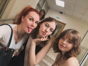 Maryana Romanova Instagram - Не верится. Не верится. 
Как такое может быть вообще. 
Ааааа, мне же 14. Я же хочу на велике по лужам, картошку в углях и ночью в лес. 
Как у меня может быть такая взрослая дочь? 
И тем не менее! 
У Ясеньки сегодня последний звонок. 
Всплакнули сентиментально. 
Не верится.