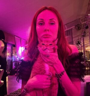 Maryana Romanova Instagram - Мягок был кот и добр, податлив, мудр, извергал он деликатное мурчание, освящая пространство. И плыли мы с ним сквозь времена, целый вечер, за просекко и сладостями.