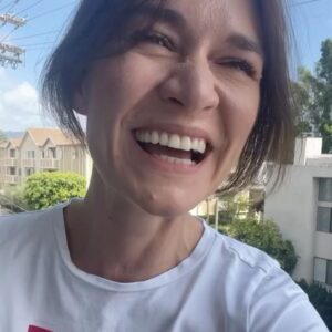 Masha Mashkova Instagram - Не хотела больше писать в Инстаграм, но есть какие то вещи…. Сегодня первый раз за много месяцев у меня есть надежда. Всего то вспомнила, что президенты приходят и уходят, а Королева у нас одна!🤍 Всем моим друзьям и близким в Москве(вы знаете, кто вы). Я скучаю по вам. Очень. #а #знаешь #все #еще #будет #южный #ветер #еще #подует