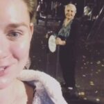 Masha Mashkova Instagram – От бабушки всегда невероятно пахло. Смесь самых вкусных на планете беляшей, только что сорванной в огороде смородины и заморских духов, возможно, привезенных дедушкой летчиком откуда-то оттуда… С днем рождения, бабуля! Мой маленький воин. Мой главный герой детства. Моя стена. Моя любовь. Мой педагог этики и эстетики! Прости, что я сегодня не с тобой. Дед, наверное, уже тебе букет нарвал, а ты укладку сделала и губы накрасила… Как хорошо, что вы вместе. Берегите себя, пожалуйста. Мы обязаны еще обняться и похохотать в этой жизни. Больше задач нет. Я тебя люблю до неба. Машка. #ой #машка #прекращай #машка #дохохочешься #машка #85 #бама #ягодка #опять