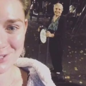 Masha Mashkova Instagram - От бабушки всегда невероятно пахло. Смесь самых вкусных на планете беляшей, только что сорванной в огороде смородины и заморских духов, возможно, привезенных дедушкой летчиком откуда-то оттуда… С днем рождения, бабуля! Мой маленький воин. Мой главный герой детства. Моя стена. Моя любовь. Мой педагог этики и эстетики! Прости, что я сегодня не с тобой. Дед, наверное, уже тебе букет нарвал, а ты укладку сделала и губы накрасила… Как хорошо, что вы вместе. Берегите себя, пожалуйста. Мы обязаны еще обняться и похохотать в этой жизни. Больше задач нет. Я тебя люблю до неба. Машка. #ой #машка #прекращай #машка #дохохочешься #машка #85 #бама #ягодка #опять