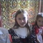 Masha Mashkova Instagram - Непросто плыть против течения. Хочется чувствовать себя, как украинцы на недавнем концерте группы Бумбокс в ЛА. Как только Хлывнюк вышел на сцену, я поняла, что свое желание проораться под «Вахтеров», я могу засунуть в свою же жопу. Он не сказал ни слова на русском. Я стояла недалеко от сцены. Вокруг меня были украинские флаги и портреты Зеленского. А я… Я завидовала… их единению… их слезам… их песням…и думала про свой народ… может, я не доживу, когда в Лужниках споет Земфира и Пугачева…Но под прошлым постом(который я попросила не лайкать тех, кто в России, но против войны и режима Путина) в комментариях и личке собралось столько людей из России… и у меня появилась надежда. Это мои люди. Я обнимаю каждую 70ти летнюю женщину из Питера, которая не боится. Я крепко держу за руку всех, у кого административки, уголовные дела на носу, суды, дисциплинарные комиссии(а это армия со всеми вытекающими), а вы все равно говорите нет войне и нет Путину. Я вас люблю. Я вами горжусь. Всех поздравляю с ордером на арест Владимира Путина. Да, потребуется еще какое то время. И пусть Мария Захарова рассказывает, что эта бумажка ничего не значит. Значит. И даже, если далеко не все из нас готовы быть героями и рисковать своей жизнью и свободой, каждое наше неприсоединение ко злу имеет значение. Держитесь. Нам непросто, но, если помнить, как себя ведут украинцы уже больше года под нашими же бомбами, попробовать найти и удержать в себе человека-возможно. Я с вами буду очень стараться бояться, но делать. Глядишь, наступит день, когда надоест и мы не забоимся…