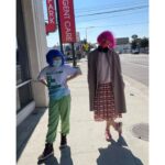 Masha Mashkova Instagram - Неотложная помощь. В Америке это называется Urgent Care. Книги, которые мне помогают понять, как жить дальше ну или просто помогают понять… 1. Элли Визел «Ночь». Одна из главных книг в моей жизни. Очень тоненькая. Визел, будучи подростком, оказался вместе со своим папой в концлагере. В трёх… Освенцим, Биркенау и Бухенвальд. Не могла после прочтения говорить какое то время. Очень полезный опыт. Особенно сейчас. 2. Джордж Оруэлл «1984» Сейчас все вспоминают знаменитое из этой книги «Война-это мир, свобода-это рабство, незнание-сила». Только что перечитала. Совсем иначе воспринимается… В институте читала, как фантастику и гротеск на государственные режимы прошлого. Всем, кто не читал или забыл, очень рекомендую, чтобы понять…. 3. Ева Эгер «Выбор». Эту книгу я прочла за месяц до начала войны. Ещё одна книга от лица женщины, пережившей Аушвиц. Очень помогает мне сейчас совершать свой жизненный выбор и понимать, что он только мой со всеми его последствиями. 4. Виктор Франкл «Человек в поисках смысла». Психотерапевт о своём опыте и наблюдениях выживания людей в… правильно, опять же в концлагере. Гениальная книга. Тоже тоненькая, но переворачивающая жизнь. Мою, во всяком случае, точно. 5. Джонатан Литтл «Благоволительницы». Повествование идёт от лица офицера СС. Первые главы о том, как нацисты вошли в Украину осенью 1941 года. Зачитывала недавно отрывки мужу, он спрашивал: «это ты в каком телеграмм канале читаешь?» Автор Джонатан Литтл, кстати, написал прекрасное письмо к нам, русским, 28 марта этого года. Читала на Медузе. Если книгу сейчас не осилите(может быть прям физически больно и страшно), рекомендую прочесть хотя бы это письмо.