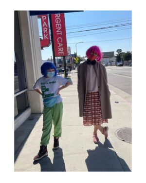 Masha Mashkova Instagram - Неотложная помощь. В Америке это называется Urgent Care.
Книги, которые мне помогают понять, как жить дальше ну или просто помогают понять…
1. Элли Визел «Ночь». Одна из главных книг в моей жизни. Очень тоненькая. Визел, будучи подростком, оказался вместе со своим папой в концлагере.  В трёх… Освенцим, Биркенау и Бухенвальд. Не могла после прочтения говорить какое то время. Очень полезный опыт. Особенно сейчас.
2. Джордж Оруэлл «1984» Сейчас все вспоминают знаменитое из этой книги «Война-это мир, свобода-это рабство, незнание-сила». Только что перечитала. Совсем иначе воспринимается… В институте читала, как фантастику и гротеск на государственные режимы прошлого. Всем, кто не читал или забыл, очень рекомендую, чтобы понять….
3. Ева Эгер «Выбор». Эту книгу я прочла за месяц до начала войны. Ещё одна книга от лица женщины, пережившей Аушвиц. Очень помогает мне сейчас совершать свой жизненный выбор и понимать, что он только мой со всеми его последствиями. 
4. Виктор Франкл «Человек в поисках смысла». Психотерапевт о своём опыте и наблюдениях выживания людей в… правильно, опять же в концлагере. Гениальная книга. Тоже тоненькая, но переворачивающая жизнь. Мою, во всяком случае, точно.
5. Джонатан Литтл «Благоволительницы». Повествование идёт от лица офицера СС. Первые главы о том, как нацисты вошли в Украину осенью 1941 года. Зачитывала недавно отрывки мужу, он спрашивал: «это ты в каком телеграмм канале читаешь?» Автор Джонатан Литтл, кстати, написал прекрасное письмо к нам, русским, 28 марта этого года. Читала на Медузе. Если книгу сейчас не осилите(может быть прям физически больно и страшно), рекомендую прочесть хотя бы это письмо.